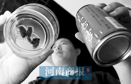 廠家表示將對問題飲料成分進行檢測 商報記者 田仲煜/攝 廠家表示將對問題飲料成分進行檢測 商報記者 田仲煜/攝