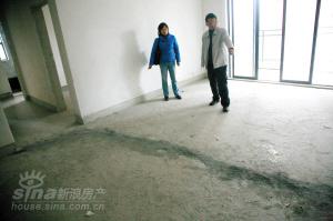 家中樓板出現4米長裂縫施工方用膠水粘上(圖)