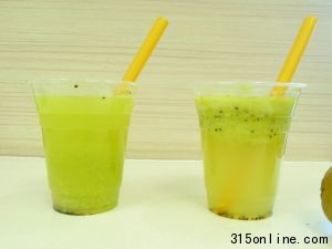 純天然果汁(左):果肉纖維很自然地都沉淀在杯子下方。有添加果汁(右):果肉纖維明顯地漂在上面,下方液體澄清。 純天然果汁(左):果肉纖維很自然地都沉淀在杯子下方。有添加果汁(右):果肉纖維明顯地漂在上面,下方液體澄清。
