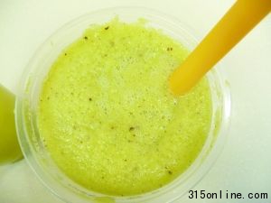 有添加果汁:漂浮在上面的纖維呈泡沫狀,非常濃稠。 有添加果汁:漂浮在上面的纖維呈泡沫狀,非常濃稠。
