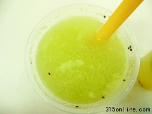純天然果汁:上方是澄清液,而且沒有產生多少泡沫。 純天然果汁:上方是澄清液,而且沒有產生多少泡沫。