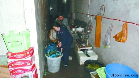 開縣開州大市場,執(zhí)法人員當(dāng)場沒收黑作坊的毛肚、燒堿和生產(chǎn)工具。 通訊員 彭宏英 記者 張永波 攝(資料圖片) 開縣開州大市場,執(zhí)法人員當(dāng)場沒收黑作坊的毛肚、燒堿和生產(chǎn)工具。 通訊員 彭宏英 記者 張永波 攝(資料圖片)