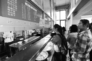 4.5元一碗的蘭州拉面、4元一份的什錦炒飯……昨天傍晚,記者在北京聯合大學商務學院食堂看到,校園食堂的飯菜價格至少比外邊的餐廳便宜一半。晨報記者 李木易/攝