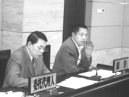 圖為原告(右)在法庭上陳述意見。 本報記者 徐偉攝 圖為原告(右)在法庭上陳述意見。 本報記者 徐偉攝