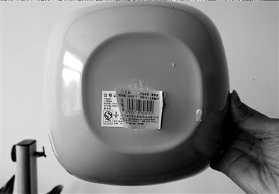 有毒仿瓷餐具貼上新標識后繼續銷售涉嫌欺詐