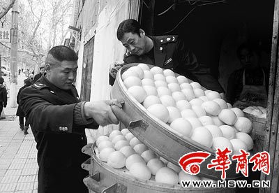 面點(diǎn)師傅曝饅頭中加入敵敵畏增加鮮味