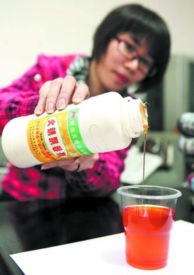 打開一瓶“火鍋飄香劑”后,可以聞到一股濃烈的香味。賀文兵 攝