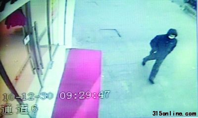 圖為民警調看的監控錄像。 圖為民警調看的監控錄像。