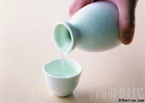 濃厚的文化背景和底蘊,這恰恰也是中國白酒所欠缺的,由“貴”入“奢”,是中國白酒面臨的下一個挑戰,而如何完成這一跨越,更是需要多方因素的全面考量。 濃厚的文化背景和底蘊,這恰恰也是中國白酒所欠缺的,由“貴”入“奢”,是中國白酒面臨的下一個挑戰,而如何完成這一跨越,更是需要多方因素的全面考量。