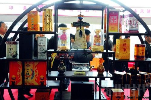對高端白酒的追捧不再局限于禮品市場,一次次的高價拍賣讓名優老白酒躋身于收藏品之列。 對高端白酒的追捧不再局限于禮品市場,一次次的高價拍賣讓名優老白酒躋身于收藏品之列。