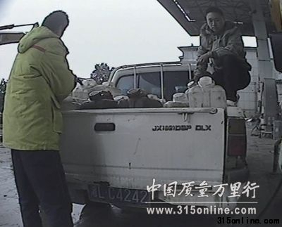 中石油員工在往23個塑料大桶內加油。 中石油員工在往23個塑料大桶內加油。