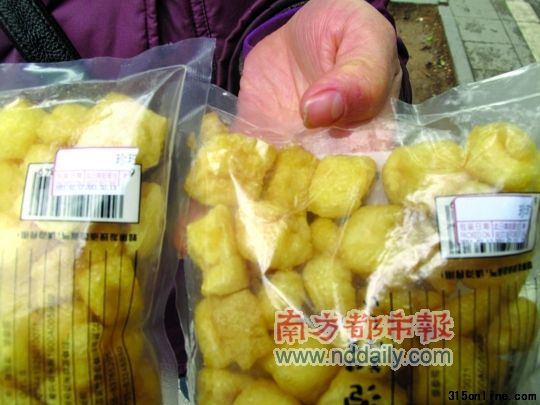 豆腐泡上的標簽明顯被撕過。 南都記者 黎明 攝