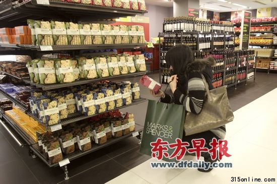 2月22日,顧客在南京西路馬莎百貨四樓食品區選購商品。 2月22日,顧客在南京西路馬莎百貨四樓食品區選購商品。