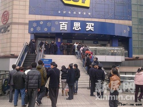 百思買徐匯店門口排隊人群。新民網記者陶力 徐家匯現場回傳
