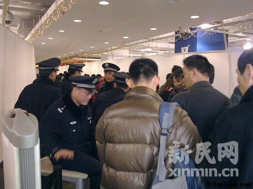 徐匯店內人頭攢動卻無人接待。新民網記者陶力 徐家匯現場回傳
