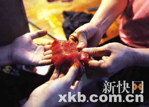 ■昨晚,菜市場(chǎng)經(jīng)驗(yàn)豐富的肉檔主也難以鑒別"黑椒牛排"的真?zhèn)巍P驴靾?bào)記者王小明/攝 ■昨晚,菜市場(chǎng)經(jīng)驗(yàn)豐富的肉檔主也難以鑒別"黑椒牛排"的真?zhèn)巍P驴靾?bào)記者王小明/攝