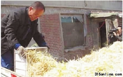 沈陽市繳獲一批毒豆芽,工作人員從黑作坊中搬出毒豆芽裝車。 沈陽市繳獲一批毒豆芽,工作人員從黑作坊中搬出毒豆芽裝車。