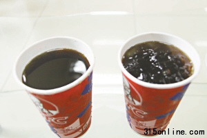 圖①:取出兩中杯可樂,右邊的加冰。 圖①:取出兩中杯可樂,右邊的加冰。