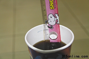 圖④:一瓶2.5升裝可樂分成4杯 圖④:一瓶2.5升裝可樂分成4杯