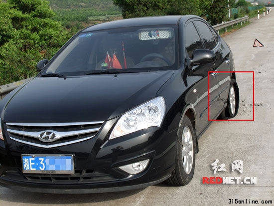 (邵陽車主陳先生的現代悅動小車,在高速公路上出現輪胎斷裂) (邵陽車主陳先生的現代悅動小車,在高速公路上出現輪胎斷裂)