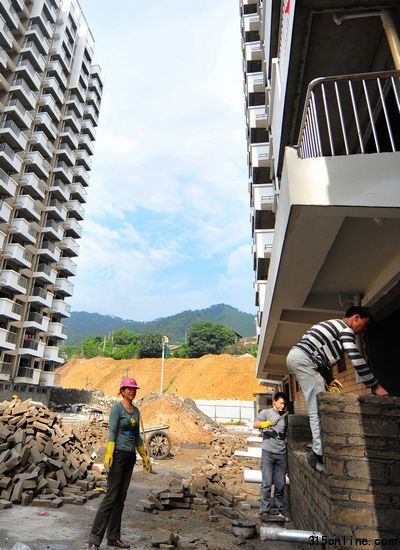 福建龍巖加緊施工的蓮東新區經濟適用房項目(5月9日攝)。 新華社 圖