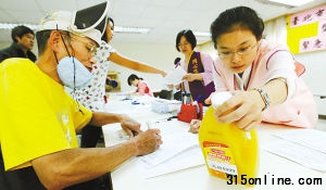 民眾拿著有疑慮食品到臺北市衛生局檢驗是否含有塑化劑DEHP 民眾拿著有疑慮食品到臺北市衛生局檢驗是否含有塑化劑DEHP