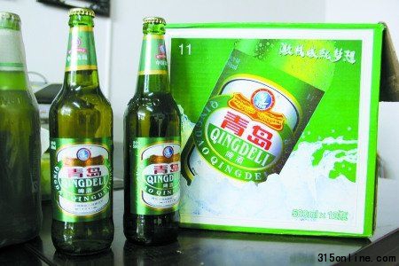 無論是外箱包裝還是瓶子,青得利和青島啤酒都很相似