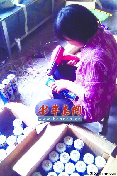 加工點內工人正在給超威殺蟲劑重新包裝噴碼 加工點內工人正在給超威殺蟲劑重新包裝噴碼