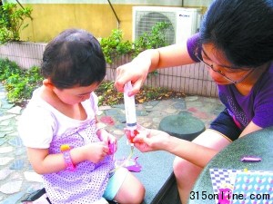 3歲小女孩16次手術(shù)頑強(qiáng)求生:最想用嘴喝水(圖)