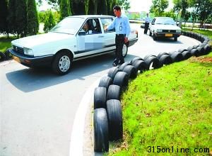 江西一駕校的教練帶領(lǐng)學(xué)員練車(資料照片)。新華社發(fā)