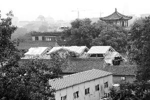 7月29日,劉老根會館內的晉翼會館,四合院屋頂上出現3個尖頂罩棚。曾一智供圖