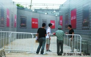 昨日下午,通往工地的通道由保安和兩名男子把守。本報記者 吳江 攝