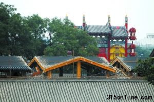昨日下午,劉老根會館內違建“罩棚”部分已經拆除。本報記者 吳江 攝