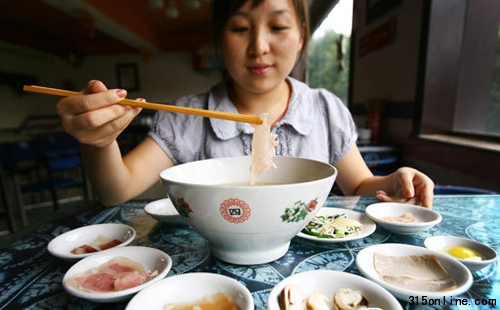 就是過橋米線里的這種肉片引起了熱議 記者 郎曉偉 攝 就是過橋米線里的這種肉片引起了熱議 記者 郎曉偉 攝