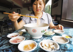 就是過橋米線里的這種肉片引起了熱議