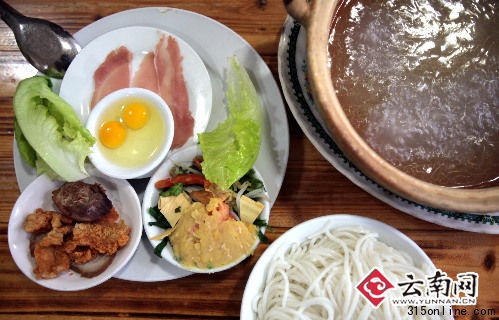 過橋米線上桌,濃湯還在沸騰。(資料圖) 翟劍 攝