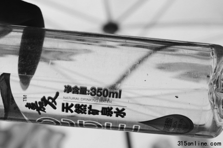 水里能看見褐色的漂浮物(畫圈處) 水里能看見褐色的漂浮物(畫圈處)