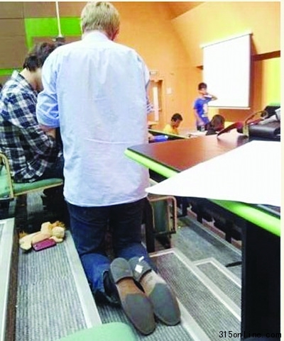 高校外教跪著為學生講題獲贊“最敬業”(圖)