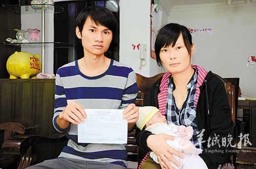 拿著醫(yī)院檢測報告,一家人仍擔心孩子健康