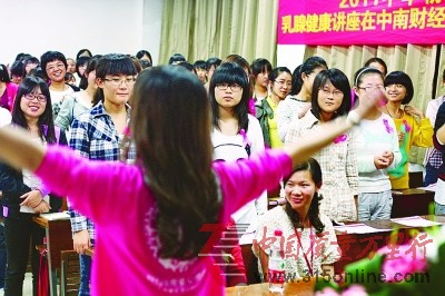 女子隆胸后肌肉被嚴重腐蝕乳房墜入腹部(圖)