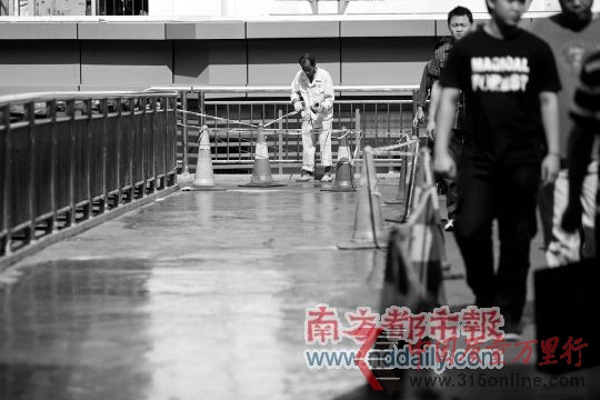 2011年11月1日上午,深鹽路的馬廟人行天橋正在進行維修。南都記者趙炎雄/攝