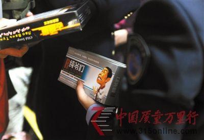 10月27日,新街口一家成人用品店,藥監人員正在檢查銷售的性保健品。