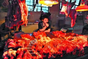 豬肉批發價連跌,但許多市民稱感覺不到肉價下降。 記者王燕攝 豬肉批發價連跌,但許多市民稱感覺不到肉價下降。 記者王燕攝