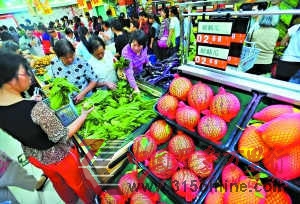 白云區新供銷豐興超市嘉禾店開業,市民挑選平價農產品。記者王燕攝 白云區新供銷豐興超市嘉禾店開業,市民挑選平價農產品。記者王燕攝