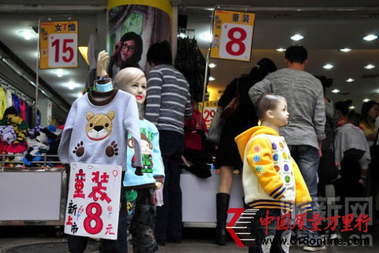 2010年12月1日,深圳東門步行街待售的童裝。 袁水靈 / 東方IC 2010年12月1日,深圳東門步行街待售的童裝。 袁水靈 / 東方IC