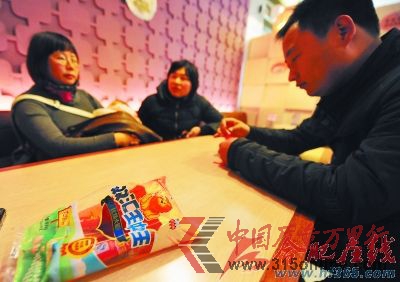 康女士正在和廠方負責人協商。莊道龍/攝