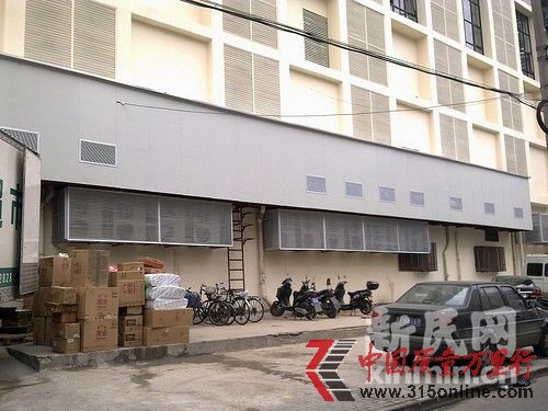 十多個空調機外機與冰柜壓縮器與小區僅幾米之隔。新民網記者卜春艷 現場回傳