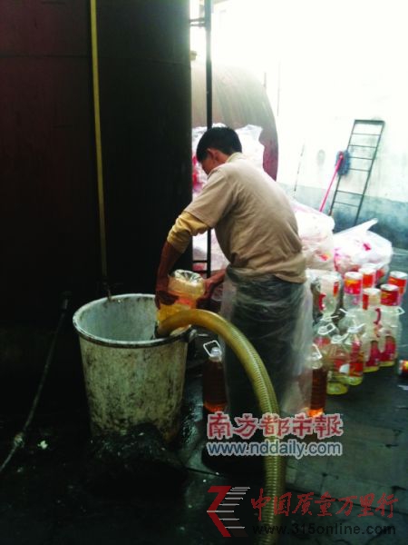 工人將退貨解凍后的“黑油”倒入油桶里,重新調油裝瓶。南都記者暗訪拍攝