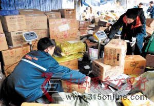 元旦春節快遞旺季已到,多家快遞公司運營部快件堆積如山。CFP圖 元旦春節快遞旺季已到,多家快遞公司運營部快件堆積如山。CFP圖