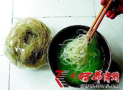 超市買來的散裝紅薯粉絲泡在水中,水變成了綠色本報記者湯繼穎攝